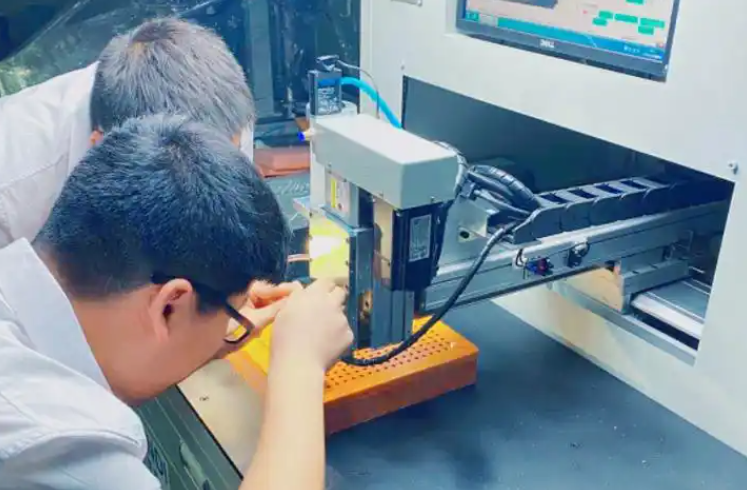 人工點膠